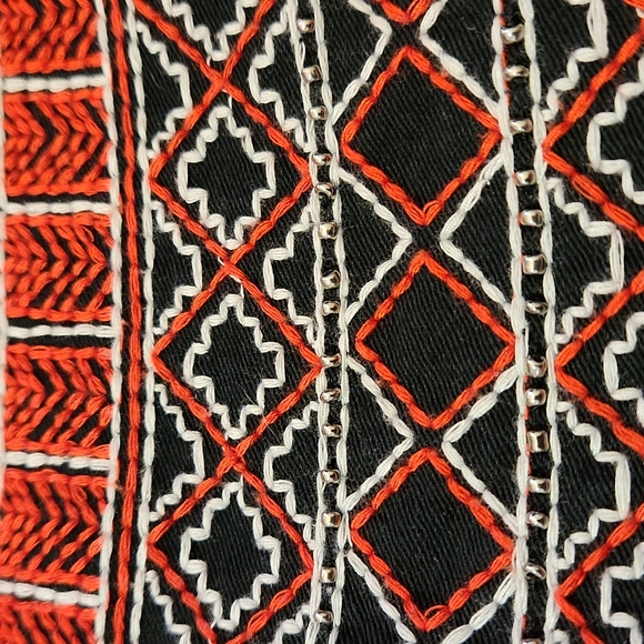 FOREVER 21 Embroidered & Beaded Shorts. Fully lined. 2" inseam Size L - Picture 7 of 7